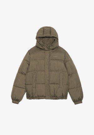 Olíva zöld puffermellény kapucnival, cipzáros záródással, két elülső zsebbel és rugalmas mandzsettákkal. Simább, szigetelt anyagból készült.