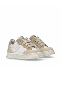 Sneaker bianchi e beige realizzati in materiali di pelle e scamosciato, dotati di lacci tondi, dettagli perforati e suole in gomma testurizzata.