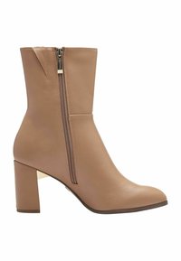 Bottine en cuir beige avec fermeture éclair latérale et talon bloc, vue du côté extérieur sur fond blanc.