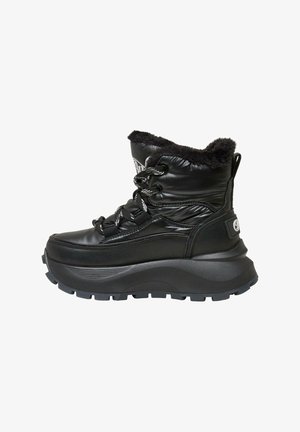 Botas de tobillo aislantes negras con acabado brillante, textura acolchada, collar de piel sintética, lengüeta acolchada y suela de goma gruesa con profundo dibujo.