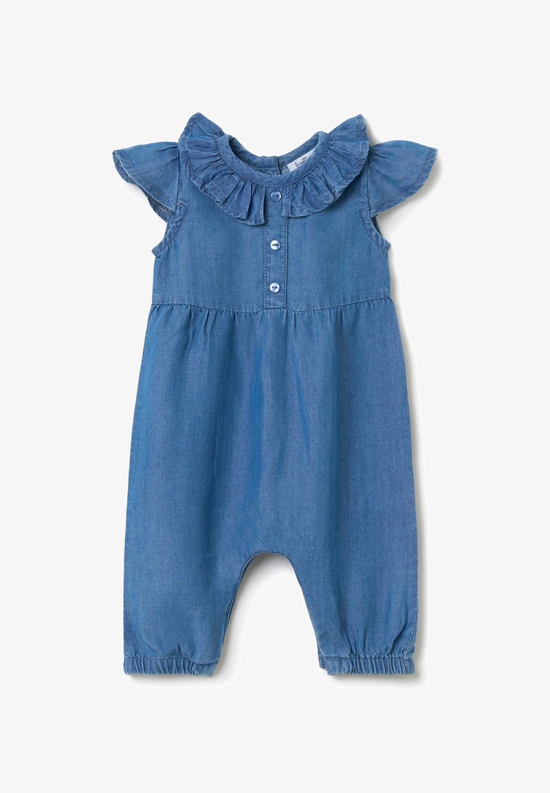 Overol de mezclilla con cuello volante y mangas en forma de ala. Color azul claro, cierre frontal de botones y puños elásticos en los tobillos.