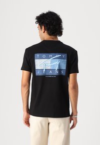Tommy Jeans FLAG TEE - Marškinėliai su spaudiniu - black