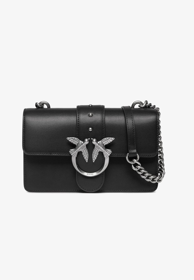 Borsa a mano in pelle nera con tracolla a catena argentata e fibbia argentata con due uccelli dettagliati che si guardano.