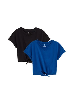 Zwei gebundene T-Shirts: eines schwarz, das andere blau. Beide haben einen Rundhalsausschnitt, kurze Ärmel und ein geknotetes Detail am Saum. Aus Baumwollmischgewebe.