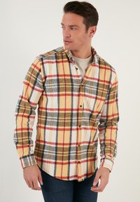 Flanellen overhemd met een geruite print in geel, rood, grijs en zwart; met knopen, lange mouwen en een afgeronde zoom.
