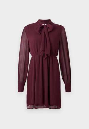 Burgunderkjole med knyt-neck, lange gjennomsiktige ermer, samlet midje og en flytende A-linje silhuett; laget av lett, teksturert stoff.