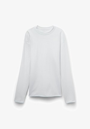 Biała bawełniana koszulka z długim rękawem, okrągłym dekoltem, swobodnym krojem i opuszczonymi ramionami; gładka tekstura, bez wzorów i akcentów.