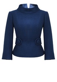 Granatowa wełniana kurtka z wysokim kołnierzem, rękawami do trzech ćwiartek i dwoma okrągłymi guzikami w talii. Gładka satynowa podszewka widoczna przy kołnierzu.