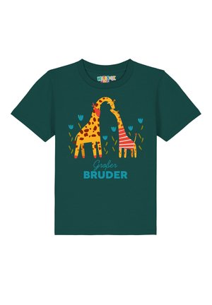 Teal katoenen t-shirt met twee giraffen, één met een patroon en één met strepen, met bloemenaccenten en de tekst "Großer Bruder" in het blauw.
