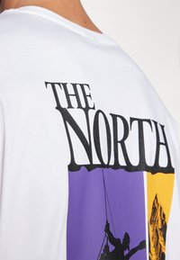 The North Face VONNAN GRAPHIC TEE - Trükipildiga T-särk - white/black/peak purple/summit gold