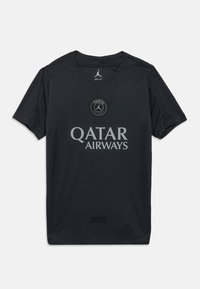 Czarna sportowa koszulka wykonana z oddychającego materiału odprowadzającego wilgoć. Posiada okrągły dekolt, krótkie rękawy oraz nadruki z logo „Qatar Airways” i „Paris Saint-Germain”.