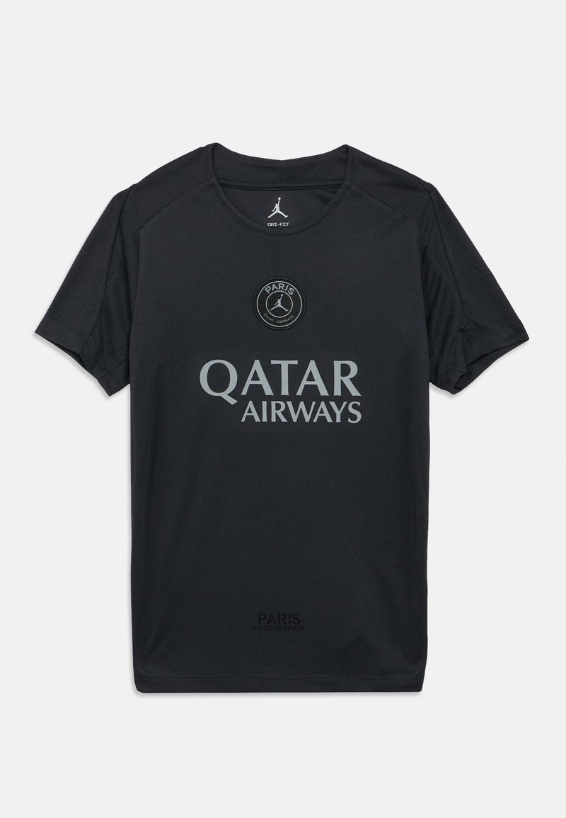 Czarna sportowa koszulka wykonana z oddychającego materiału odprowadzającego wilgoć. Posiada okrągły dekolt, krótkie rękawy oraz nadruki z logo „Qatar Airways” i „Paris Saint-Germain”.