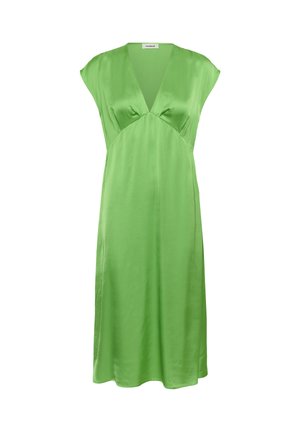 Abito midi in satin verde brillante con maniche a cappuccino e scollatura a V profonda, dettaglio sul busto arricciato e silhouette ampia e fluente.