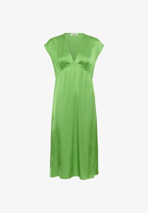 Abito midi in satin verde brillante con maniche a cappuccino e scollatura a V profonda, dettaglio sul busto arricciato e silhouette ampia e fluente.