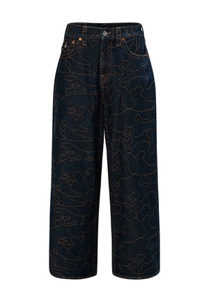 Czarne szerokie spodnie z denimu z abstrakcyjnym wzorem pomarańczowych linii, pięcioma kieszeniami i metalowym guzikiem przy pasku.