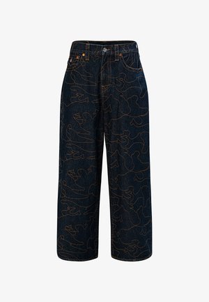 Czarne szerokie spodnie z denimu z abstrakcyjnym wzorem pomarańczowych linii, pięcioma kieszeniami i metalowym guzikiem przy pasku.