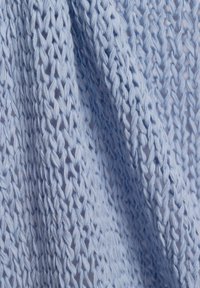 Lichtblau breipatroon met een open structuur, met een textuurpatroon en losse, vloeiende contouren.