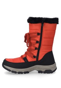 Rote isolierte Stiefel mit einem Kragen aus künstlichem Pelz, strukturiertem Stoff, seitlichem Reißverschluss und Gummisohle. Mit Schnürsenkeln und Riemen für einen sicheren Sitz.