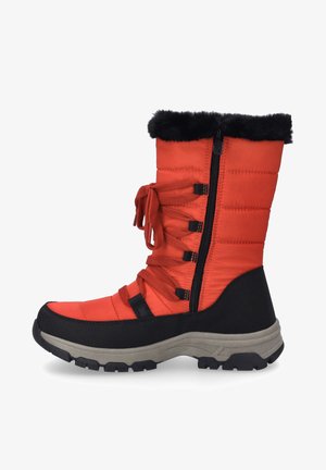 Punaiset eristetyt saappaat, joissa on tekoturkisreuna, kuvioitu kangas, sivuvetoketju ja kumipohja. Varustettu nauhoilla ja hihnoilla tukevan istuvuuden varmistamiseksi.