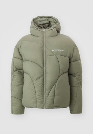 Olivengrønn pufferjakke med glidelås foran, hette og preget søm-mønster. Har hvit tekst "IKKE KAST KULTUR" på brystet.