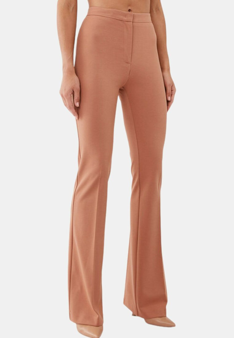 Helle braune, ausgestellt geschnittene Hosen mit glatter Textur, hoher Taille und Nahtdetails, entworfen für eine figurbetonte Silhouette.