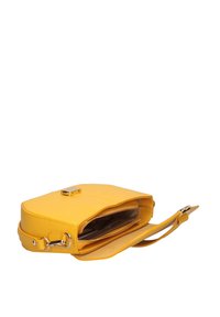 Borsa a tracolla gialla realizzata in materiale sintetico liscio, con chiusura a pattina superiore e una lunga tracolla regolabile. Tasca interna visibile.
