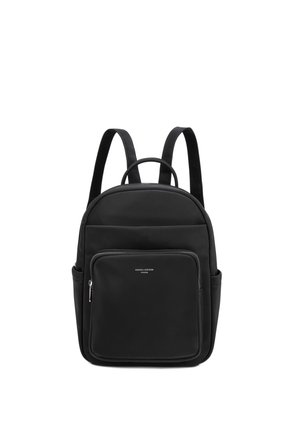 Zaino nero con tasca frontale con cerniera, tasche laterali, spallacci imbottiti e maniglia superiore, posizionato in verticale su sfondo bianco.