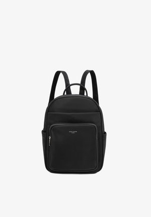 Zwarte rugzak met voorvak met rits, zijvakken, gewatteerde schouderbanden en bovenhandvat, rechtop geplaatst op een witte achtergrond.