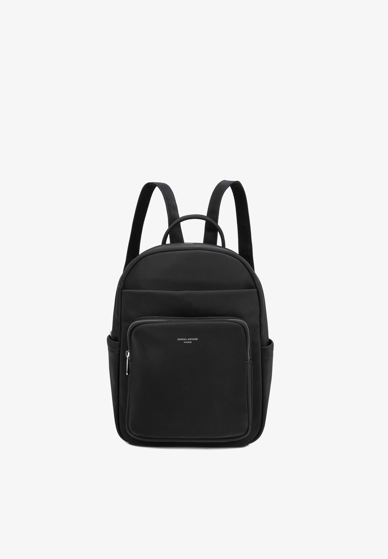Sac à dos noir avec poche avant zippée, poches latérales, bretelles rembourrées et poignée supérieure, placé debout sur fond blanc.