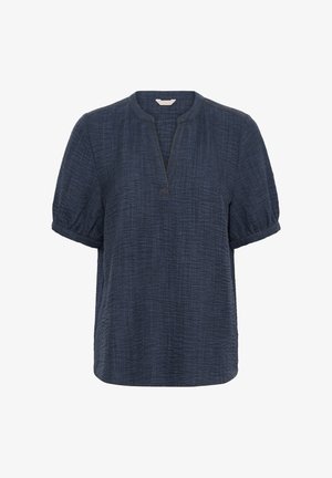 Blouse texturée bleu foncé à manches courtes avec col en V fendu et poignets froncés, présentée sur un fond blanc.