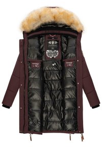 Parka burgundy cu glugă din blană artificială, căptușeală neagră matlasată, două buzunare exterioare și închidere cu fermoar complet cu accente metalice.