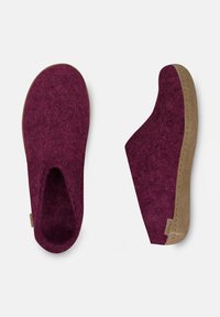 Chaussons en feutre bordeaux avec un design moulé, dotés d'un talon ouvert et d'accents en suède beige sur les côtés. Surface texturée et semelle durable.