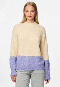 Pull en tricot beige et lavande avec un col rond, des manches longues et une texture moelleuse. Design en coloris bloc avec une finition douce.