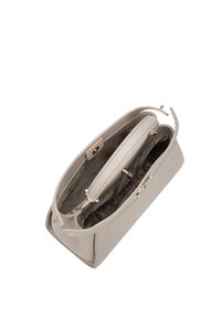 Borsa a mano in pelle beige con una superficie liscia e hardware dorato. Presenta un unico scomparto con una tasca interna staccabile.