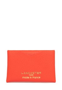 Portefeuille en cuir rouge avec une surface texturée, arborant des lettres dorées pour "Lancaster Paris" et "fabriqué en France" en bas.