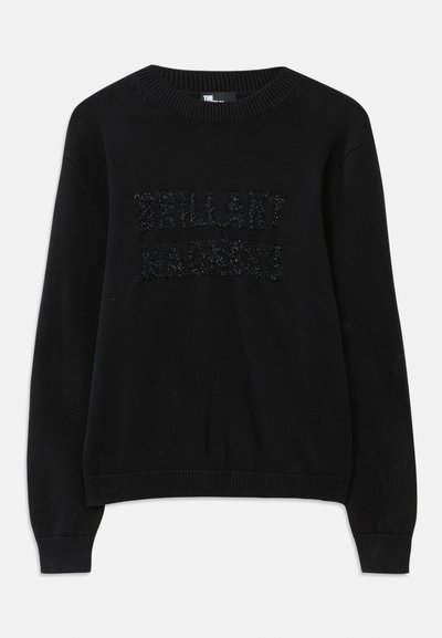 Svart strikket genser med teksten "BRILLIANT MADNESS" i et teksturert, glitrende design på forsiden, med ribbestrikkede mansjetter og nederkant.