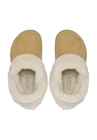 Chancletas de ante beige con un suave forro de piel sintética crema y plantilla acolchada. Punta redondeada y diseño de bajo perfil. Suela antideslizante.