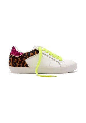 Zapatilla blanca con cordones en amarillo neón, con un respaldo de estampado de leopardo y purpurina rosa. Suela de goma, parte superior de cuero suave y acentos texturizados.
