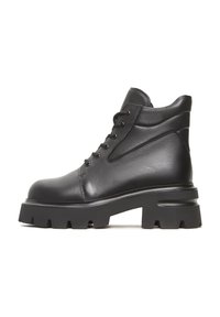 Zwarte leren enkellaarzen met een chunky zool. Kenmerken zijn een ronde neus, zes ogen en een gestructureerde afwerking op het bovenwerk.