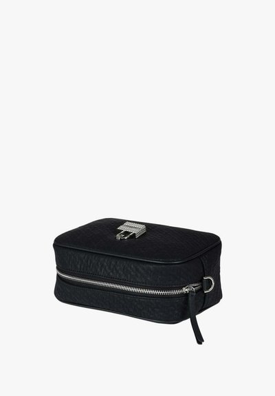 Borsa cosmetica in pelle nera testurizzata, forma rettangolare con cerniera argento e dettaglio hardware impreziosito da cristalli sul coperchio.