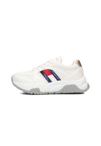 Witte sneaker van mesh en synthetische materialen, voorzien van rode, blauwe en witte strepen. Grijze zool met textuurdetails, gouden accent op de hak.