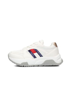 Witte sneaker van mesh en synthetische materialen, voorzien van rode, blauwe en witte strepen. Grijze zool met textuurdetails, gouden accent op de hak.