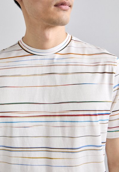 Kortermet bomull T-skjorte med hvit base, som har fargerike horisontale striper i blått, rødt, grønt og brunt. Rundhalsdesign.
