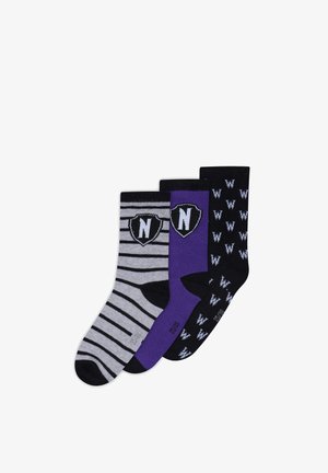Drei Socken: eine grau gestreifte mit Schwarz, eine einfarbig lila mit einem Logo und eine schwarze mit einem weißen Buchstabenmuster. Material aus Baumwollmischung.