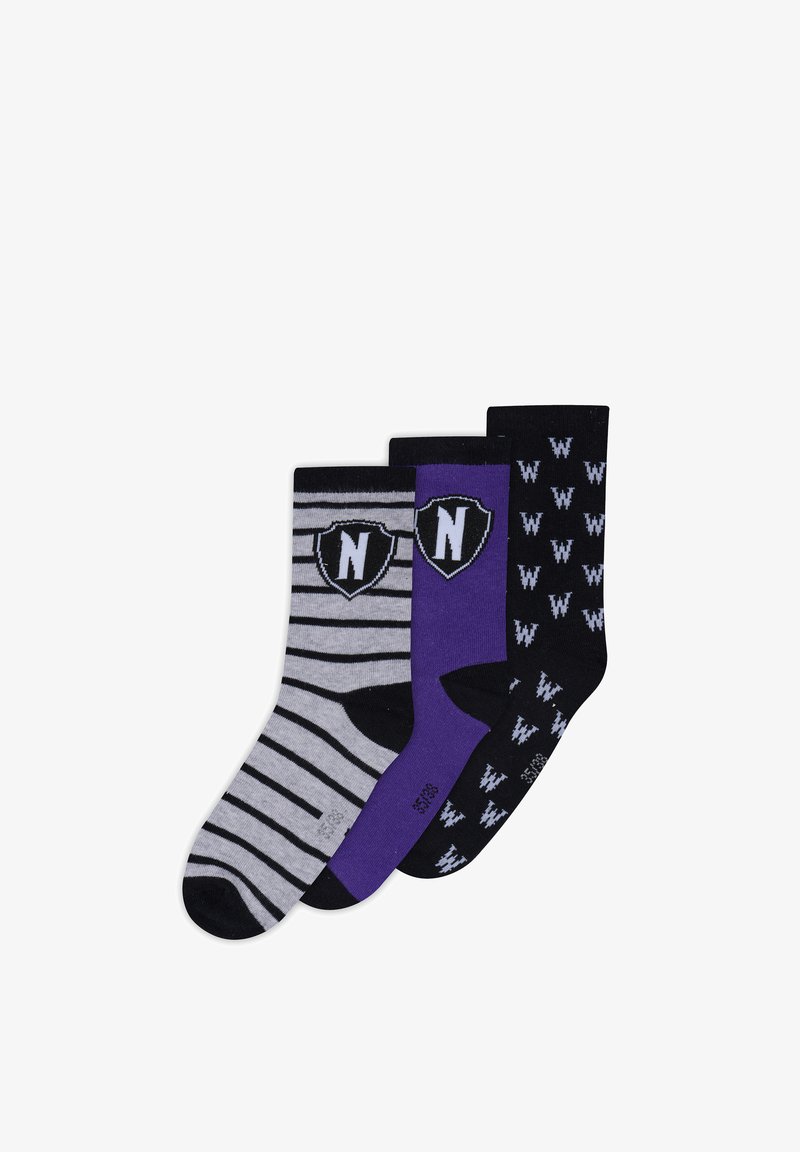Tre calzini: uno grigio a righe nere, uno viola uniforme con un logo e uno nero con un motivo di lettere bianche. Misura in misto cotone.