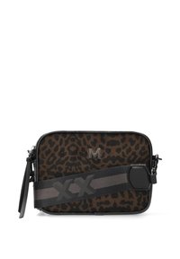 Borsa a tracolla rettangolare con stampa leopardata marrone e nera, rifiniture nere, logo metallico "M" e ampia tracolla nera con strisce grigie e scritta "XX".