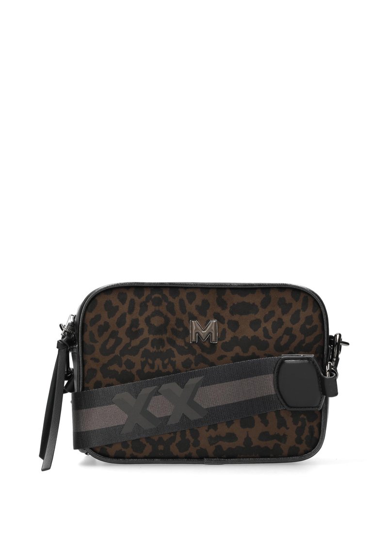 Borsa a tracolla rettangolare con stampa leopardata marrone e nera, rifiniture nere, logo metallico "M" e ampia tracolla nera con strisce grigie e scritta "XX".