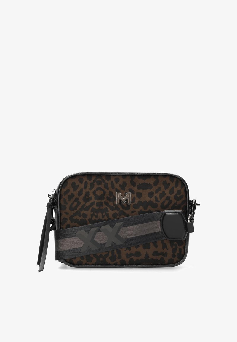 Borsa a tracolla rettangolare con stampa leopardata marrone e nera, rifiniture nere, logo metallico "M" e ampia tracolla nera con strisce grigie e scritta "XX".