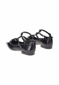Scarpe nere flat con punta affusolata, realizzate in pelle liscia, con un design di cinturini borchiati e cinturini alla caviglia per una vestibilità sicura.