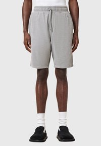 Grå sweatshorts med elastisk talje og snøre, struktureret stof, sidelommer og diskret logo-detalje på venstre ben.